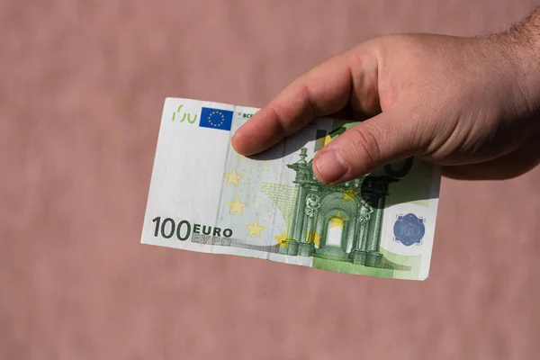 Mann gibt Geld wie Bestechungsgeld oder Trinkgeld. Euro-Banknoten halten — Stockfoto