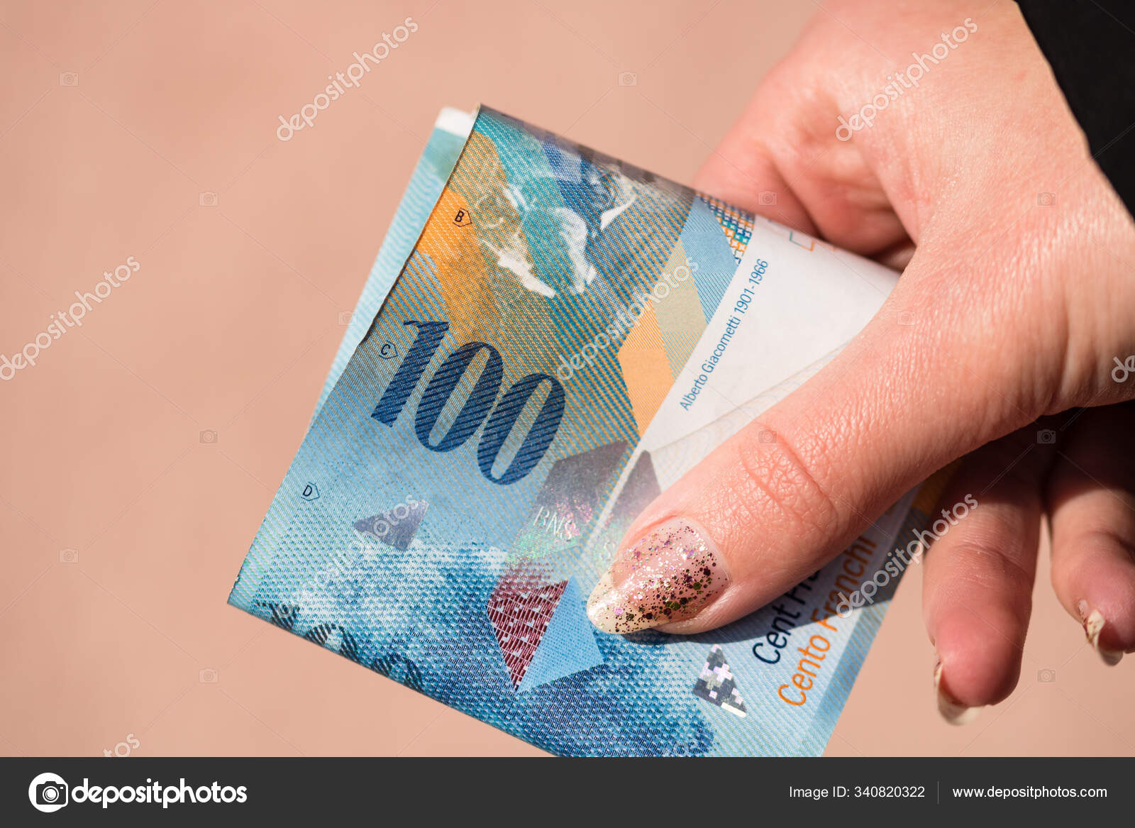 世界货币概念，接近100瑞士法郎钞票，照片——图库图片© contact@vladispas.ro #340820322