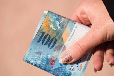 Dünya para konsepti, 100 İsviçre frankına yakın banknot, fotoğraf