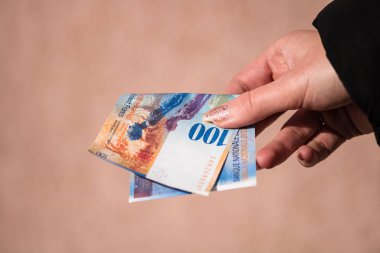 Dünya para konsepti, 100 İsviçre frankına yakın banknot, fotoğraf