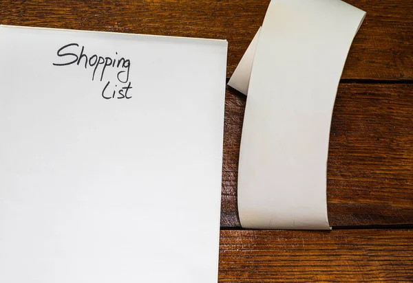 Texto Lista de compras em papel e recibo de imposto em branco vazio na tabela — Fotografia de Stock