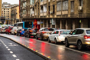 Bükreş 'in ana caddesinde trafik sıkışık.