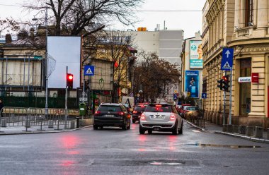 Bükreş 'in ana caddesinde trafik sıkışık.