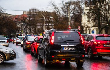 Bükreş 'in ana caddesinde trafik sıkışık.