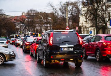 Bükreş 'in ana caddesinde trafik sıkışık.