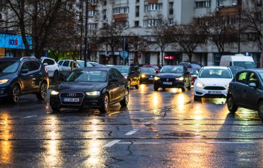 Bükreş 'in ana caddesinde trafik sıkışık.