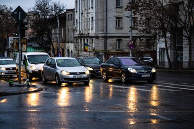 Bükreş 'in ana caddesinde trafik sıkışık.