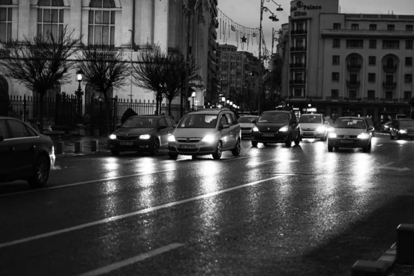Autoverkehr im Berufsverkehr auf dem Hauptboulevard in Bukarest rückläufig — Stockfoto