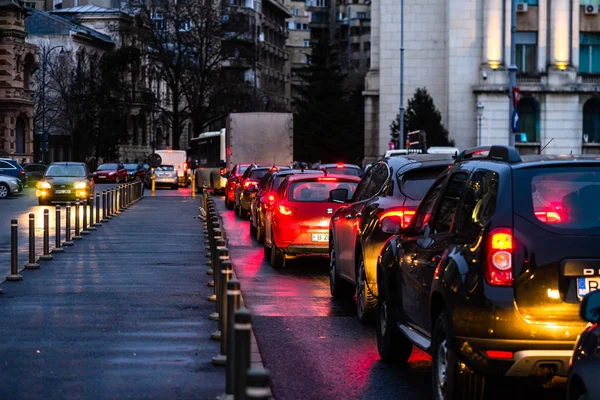 Tráfego de automóveis na hora de ponta na avenida principal em Bucareste — Fotografia de Stock