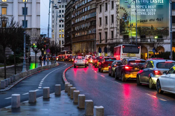 Tráfico de coches en hora punta en el bulevar principal de Bucarest abajo — Foto de Stock