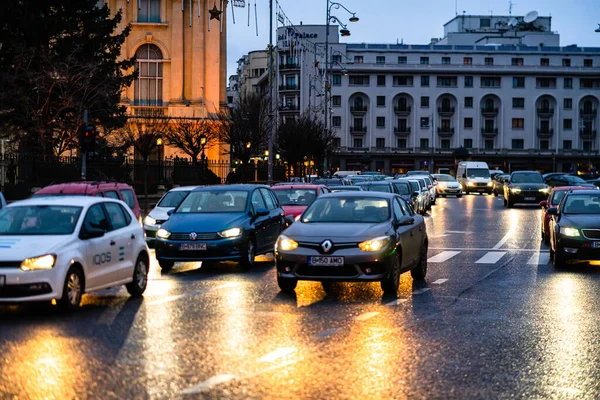Ruch samochodowy w godzinach szczytu na głównym bulwarze w Bukareszcie w dół — Zdjęcie stockowe