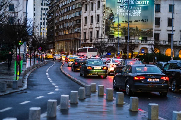 Tráfico de coches en hora punta en el bulevar principal de Bucarest abajo — Foto de Stock