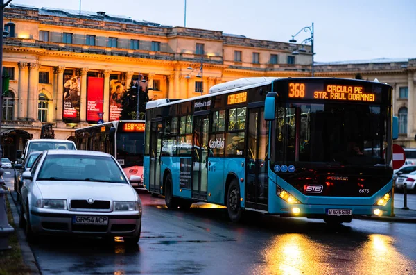 Car traffic at rush hour on the main boulevard in Bucharest down — Stock Photo, Image