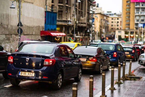 Trafic automobile aux heures de pointe sur le boulevard principal de Bucarest vers le bas — Photo