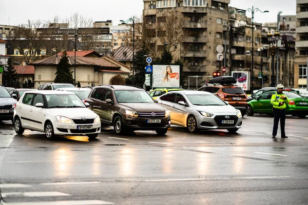 Trafic automobile aux heures de pointe sur le boulevard principal de Bucarest vers le bas — Photo