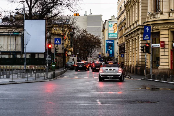 Tráfico de coches en hora punta en el bulevar principal de Bucarest abajo — Foto de Stock