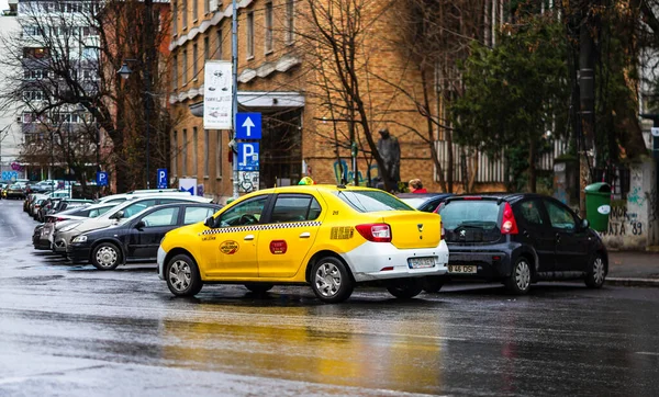 Auto verkeer in de spits op de belangrijkste boulevard in Boekarest naar beneden — Stockfoto