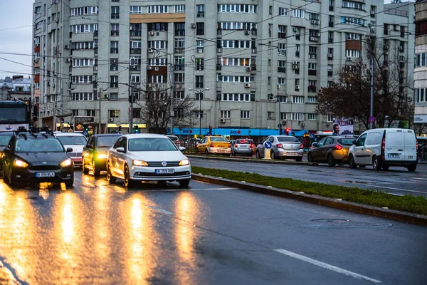 Tráfico de coches en hora punta en el bulevar principal de Bucarest abajo — Foto de Stock
