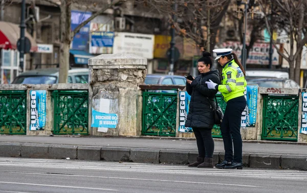 Agent policji, rumuńska policja drogowa (Politia Rutiera) directin — Zdjęcie stockowe