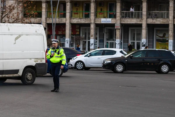 Agent policji, rumuńska policja drogowa (Politia Rutiera) directin — Zdjęcie stockowe