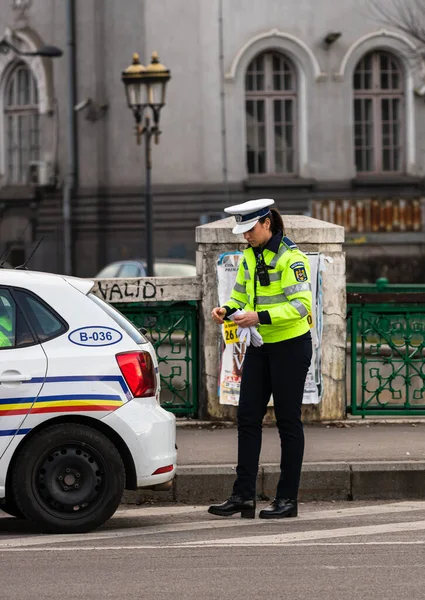 Agent policji, rumuńska policja drogowa (Politia Rutiera) directin — Zdjęcie stockowe