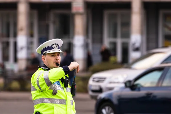 Agent policji, rumuńska policja drogowa (Politia Rutiera) directin — Zdjęcie stockowe