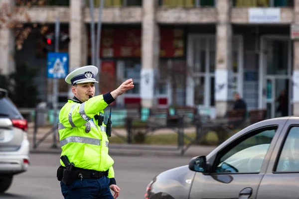 Polizeiagent, rumänische Verkehrspolizei (politia rutiera) directin — Stockfoto