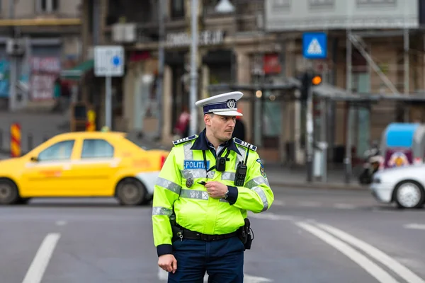 Agent policji, rumuńska policja drogowa (Politia Rutiera) directin — Zdjęcie stockowe