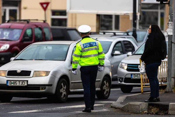 Politieagent, Roemeense verkeerspolitie (Politia Rutiera) rechtstreeks — Stockfoto