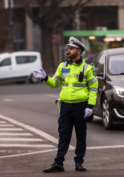 Polistjänsteman vid Rumäniens trafikpolis (Politia Rutiera) — Stockfoto