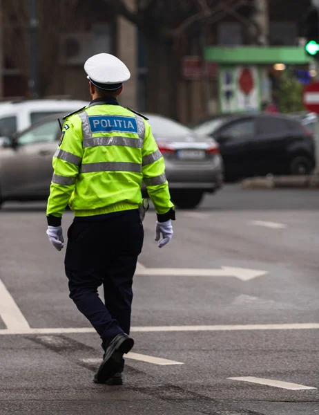 Polistjänsteman vid Rumäniens trafikpolis (Politia Rutiera) — Stockfoto