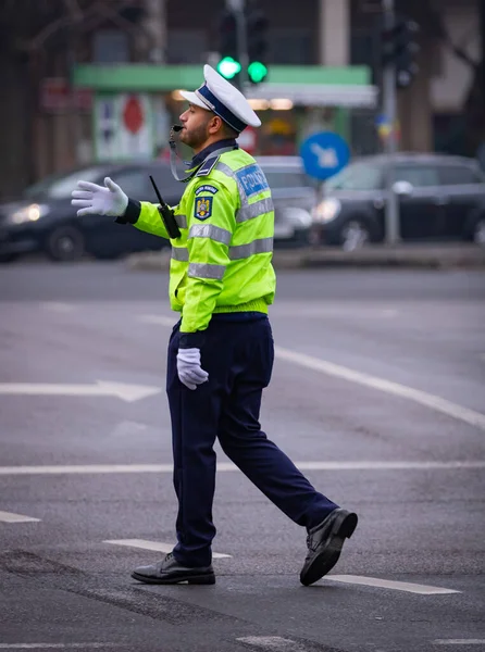 Agent policji, rumuńska policja drogowa (Politia Rutiera) directin — Zdjęcie stockowe