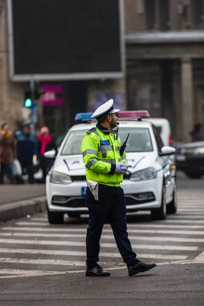 Polizeiagent, rumänische Verkehrspolizei (politia rutiera) directin — Stockfoto