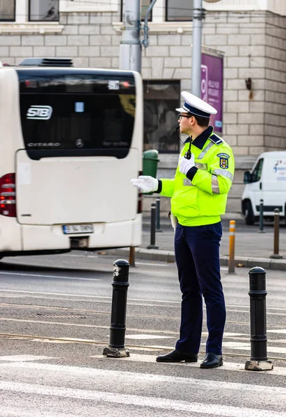 Polizeiagent, rumänische Verkehrspolizei (politia rutiera) directin — Stockfoto