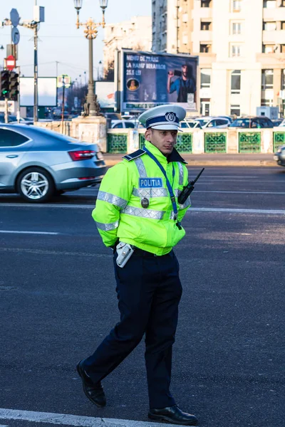 Agent policji, rumuńska policja drogowa (Politia Rutiera) directin — Zdjęcie stockowe