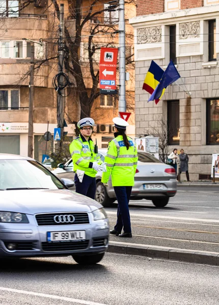Polistjänsteman vid Rumäniens trafikpolis (Politia Rutiera) — Stockfoto