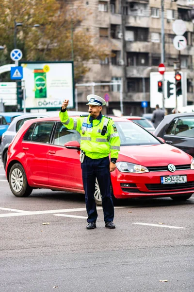 Agent policji, rumuńska policja drogowa (Politia Rutiera) directin — Zdjęcie stockowe