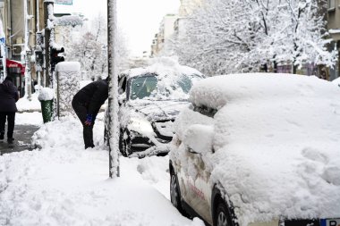 Sabahları arabalarda kar yağar. Kış mevsimi ve buzlu arabalar