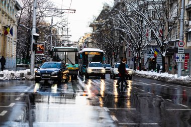 Sabahları arabalarda kar yağar. Kış mevsimi ve buzlu arabalar
