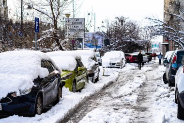 Sabahları arabalarda kar yağar. Kış mevsimi ve buzlu arabalar