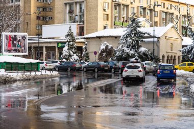 Sabahları arabalarda kar yağar. Kış mevsimi ve buzlu arabalar