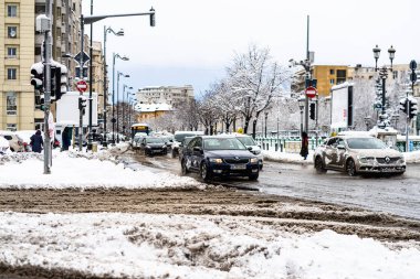 Sabahları arabalarda kar yağar. Kış mevsimi ve buzlu arabalar