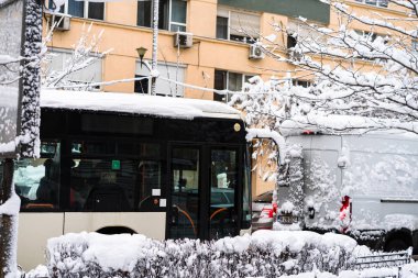 Sabahları arabalarda kar yağar. Kış mevsimi ve buzlu arabalar