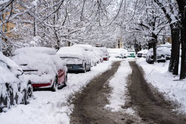 Sabahları arabalarda kar yağar. Kış mevsimi ve buzlu arabalar