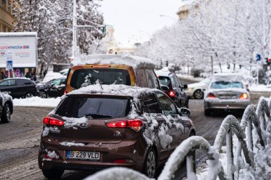 Sabahları arabalarda kar yağar. Kış mevsimi ve buzlu arabalar