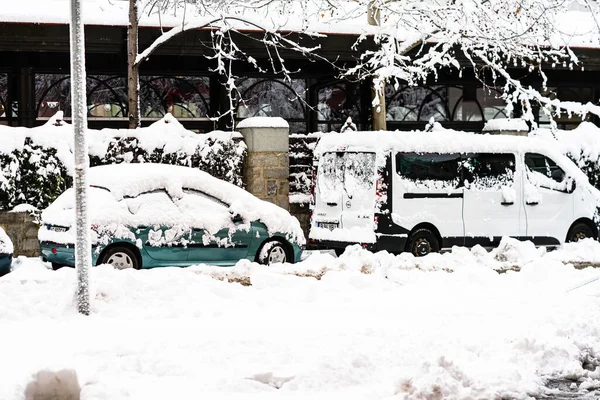 早上在车上下雪。冬季和冰天雪地的汽车 — 图库照片