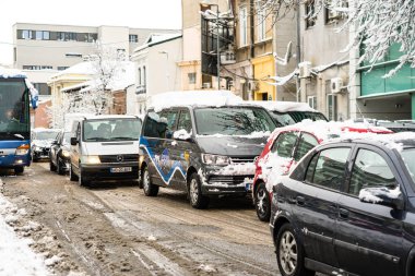 Sabahları arabalarda kar yağar. Kış mevsimi ve buzlu arabalar