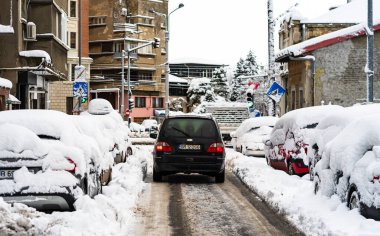 Sabahları arabalarda kar yağar. Kış mevsimi ve buzlu arabalar