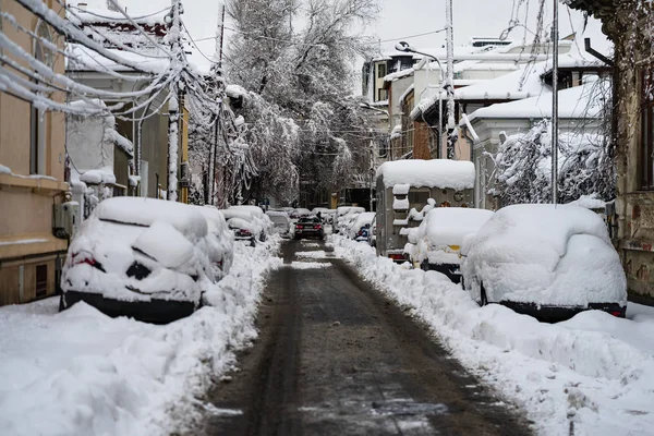 Neve em carros de manhã. Temporada de inverno e carros gelados no r — Fotografia de Stock