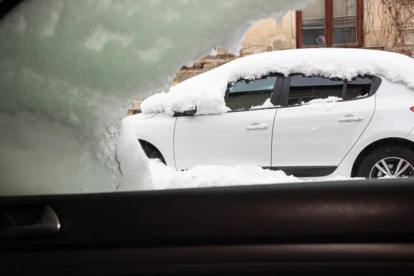 Sabahleyin arabada kar var. Kış sezonu arabası karla kaplı. — Stok fotoğraf